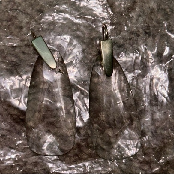 Kendra Scott Earrings - Picture 1 of 1